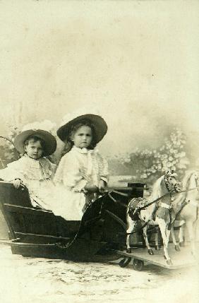 Portrait of Grand Duchesses Maria Nikolaevna of Russia (1899-1918) and Anastasia Nikolaevna of Russi