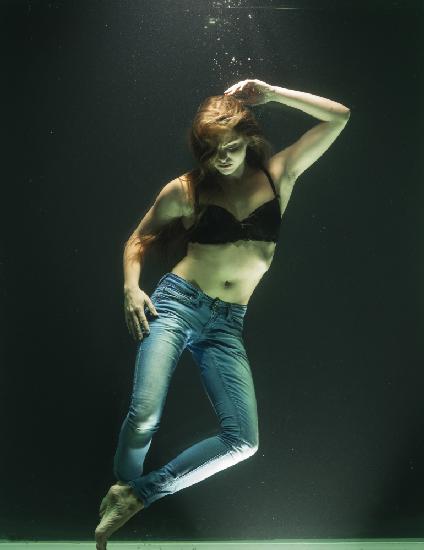 underwater artistic portrait shooting