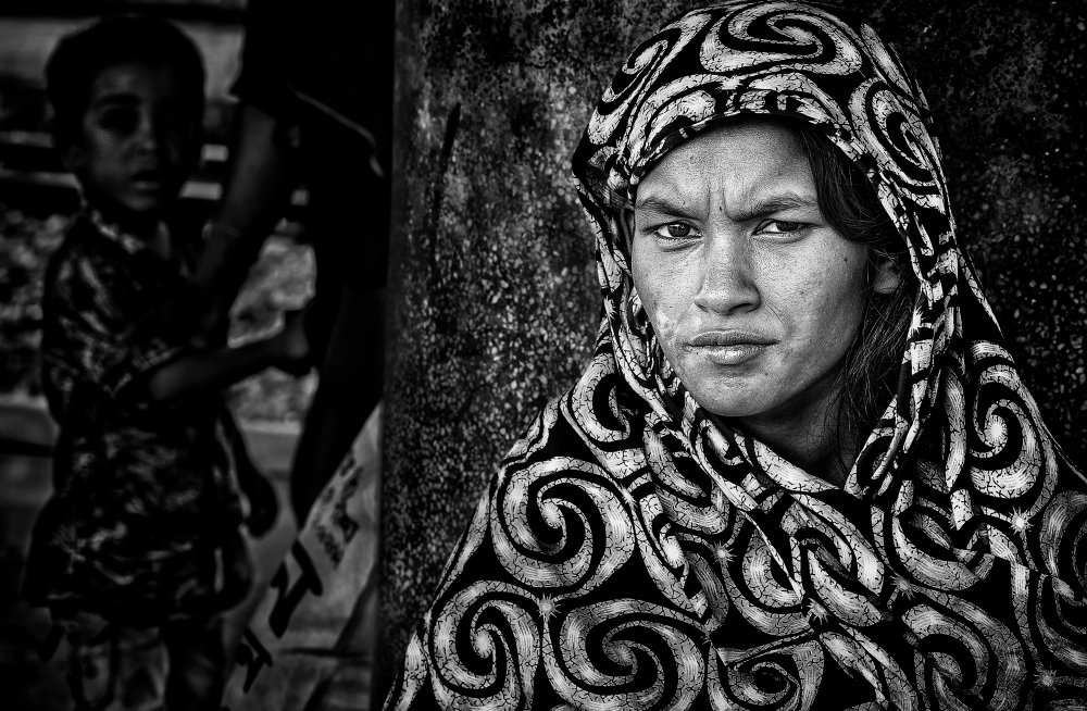 Woman waiting at a train platform - Dhaka from Joxe Inazio Kuesta Garmendia