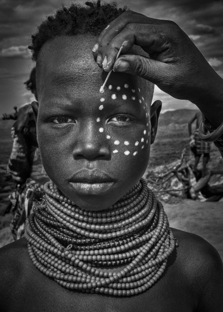 Painting the face of a karo tribe girl (Omo Valley-Ethiopia) from Joxe Inazio Kuesta