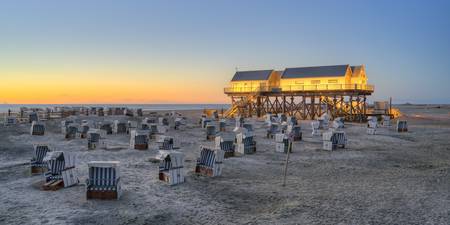 Beleuchteter Pfahlbau in Sankt Peter-Ording