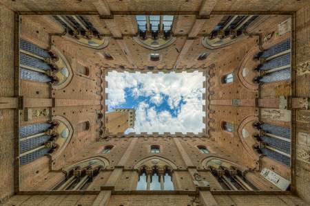 Innenhof im Palazzo Pubblico in Siena in der Toskana