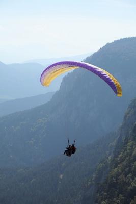 Tandem-Paragleiter vor Bergkulisse