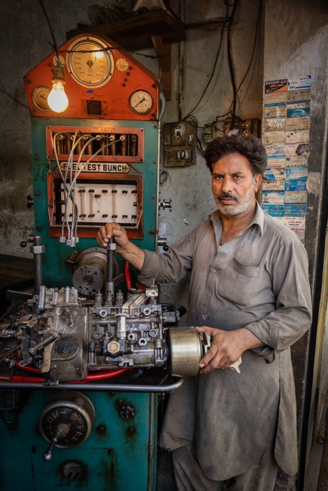 Truck workshop in Rawalpindi, Pakistan from Raul Cacho Oses
